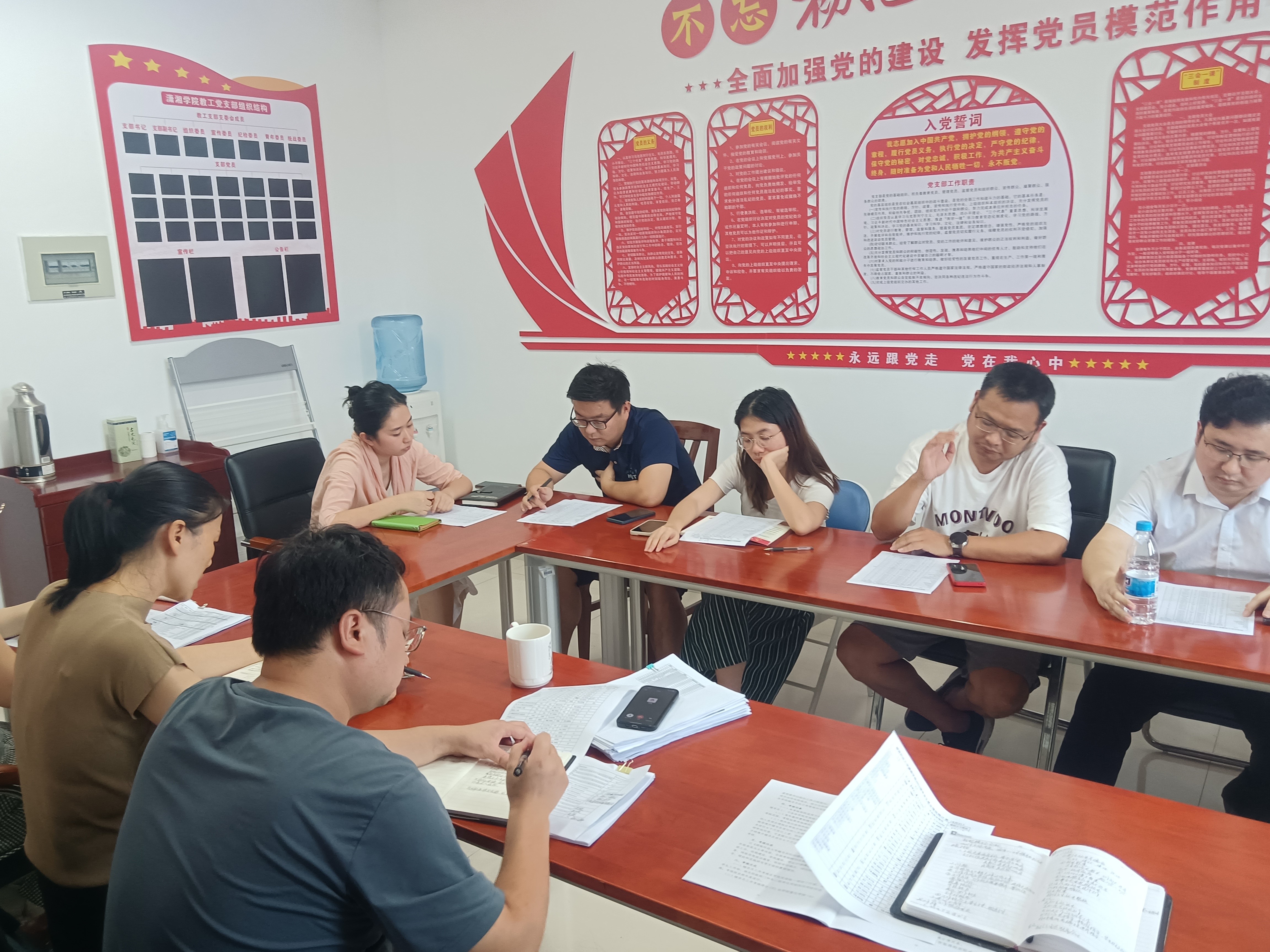 cbeb269fbf174cdbb4c542e6c8b32c94.jpg 图 辅导员会上讨论交流.jpg