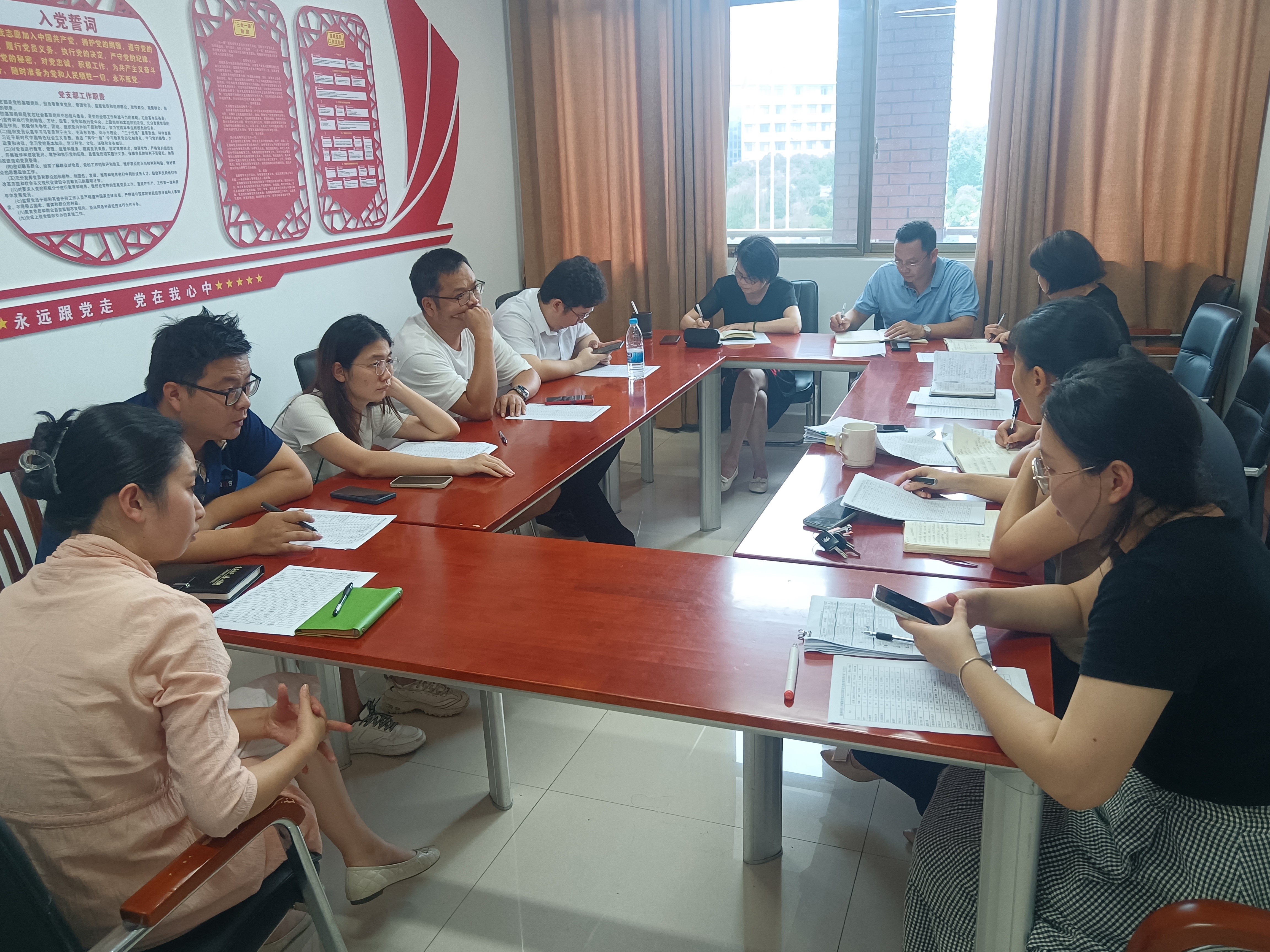 1510a35b310647a5b955215ef7d0ca04.jpg 图 辅导员汇报学生整体就业就业情况.jpg